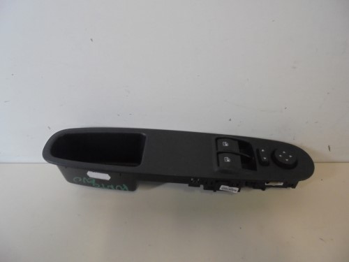 Interruttore alzacristalli porta ant sx. Interruttore alzacristalli porta ant sx.