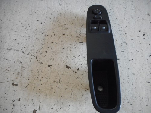 Interruttore alzacristalli porta ant sx. Interruttore alzacristalli porta ant sx.