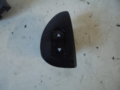 Interruttore alzacristalli porta ant dx. Interruttore alzacristalli porta ant dx.