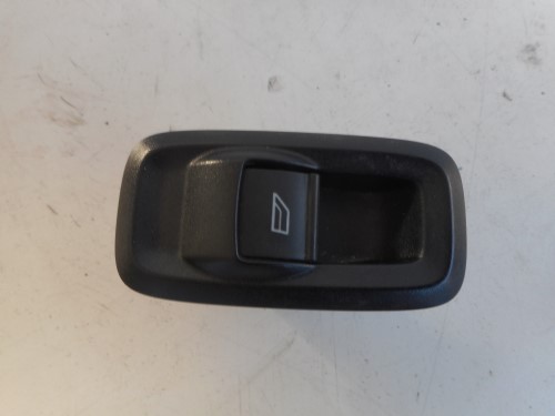 Interruttore alzacristalli porta ant dx. Interruttore alzacristalli porta ant dx.