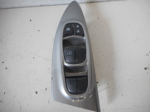 Interruttore alzacristalli porta ant sx. Interruttore alzacristalli porta ant sx.