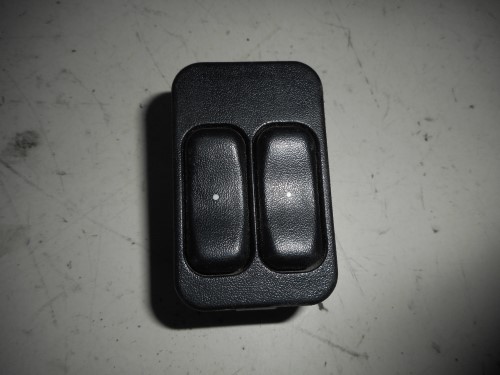 Interruttore alzacristalli porta ant sx. Interruttore alzacristalli porta ant sx.