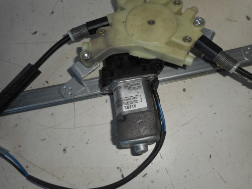 Alzacristallo elettr. porta ant. sx. Alzacristallo elettr. porta ant. sx.