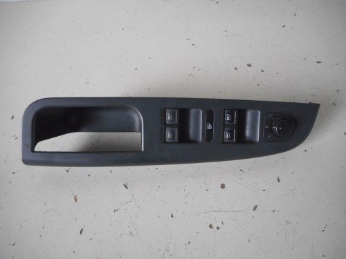 Interruttore alzacristalli porta ant sx. Interruttore alzacristalli porta ant sx.