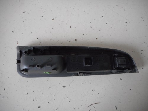 Interruttore alzacristalli porta ant sx. Interruttore alzacristalli porta ant sx.