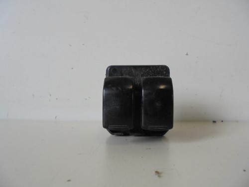 Interruttore alzacristalli porta ant sx. Interruttore alzacristalli porta ant sx.