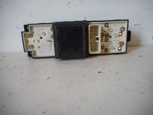 Interruttore alzacristalli porta ant sx. Interruttore alzacristalli porta ant sx.