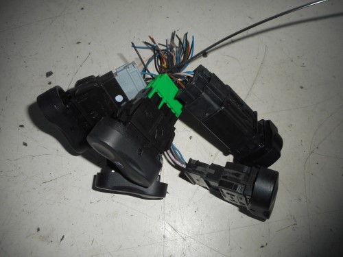 Interruttore alzacristalli porta ant sx. Interruttore alzacristalli porta ant sx.