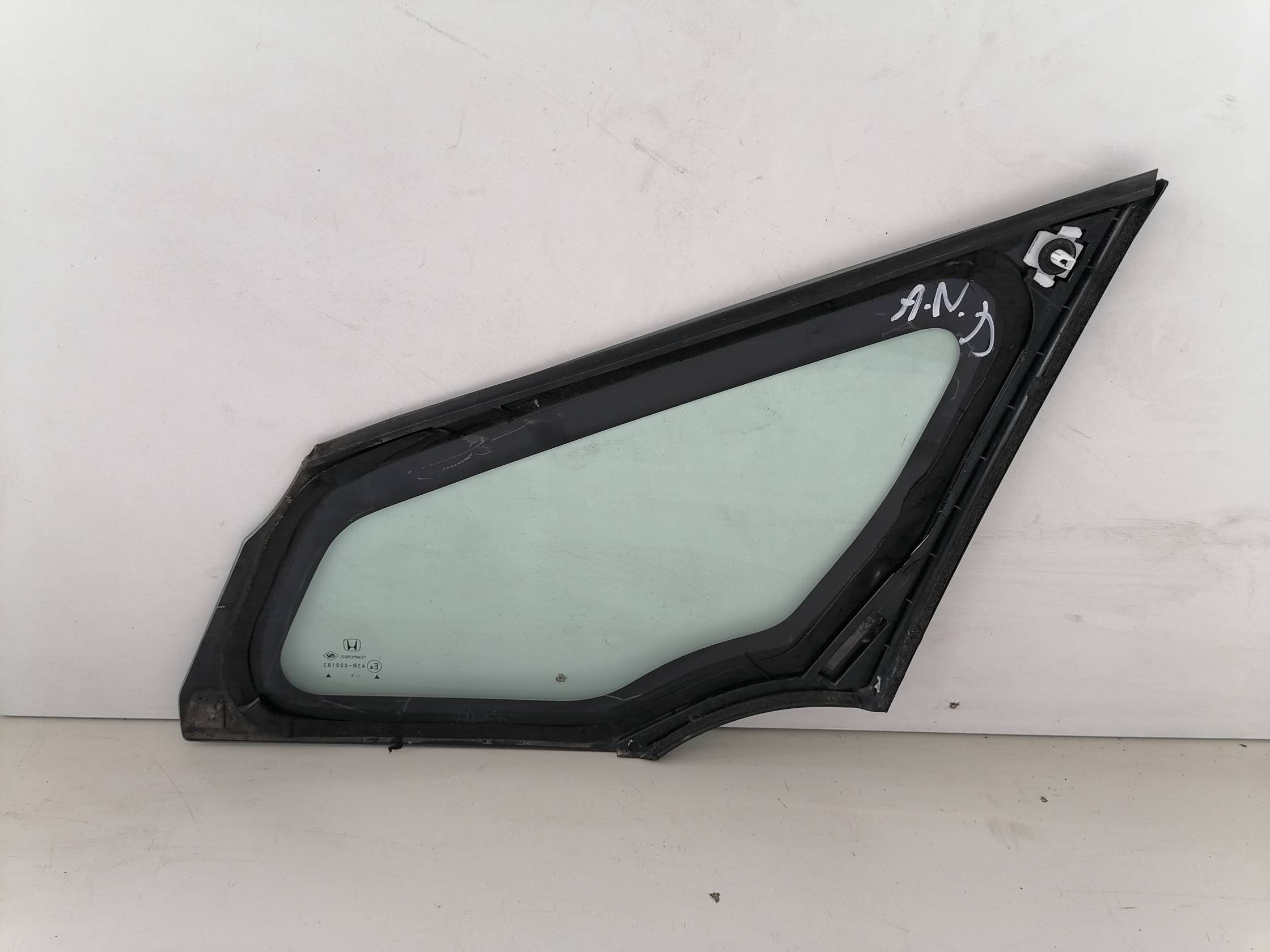 Fisso parafango ant. dx.