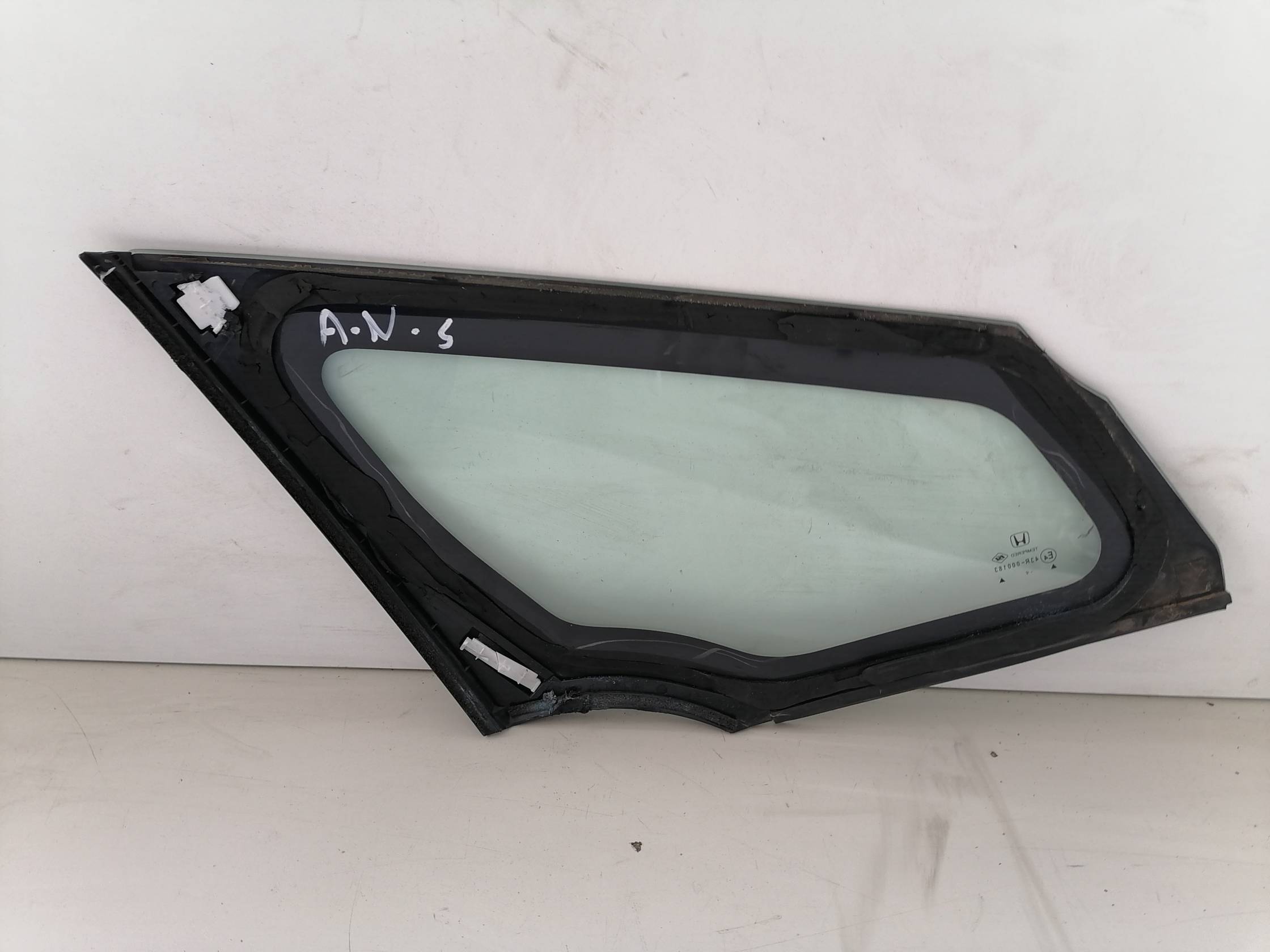 Fisso parafango ant. sx.