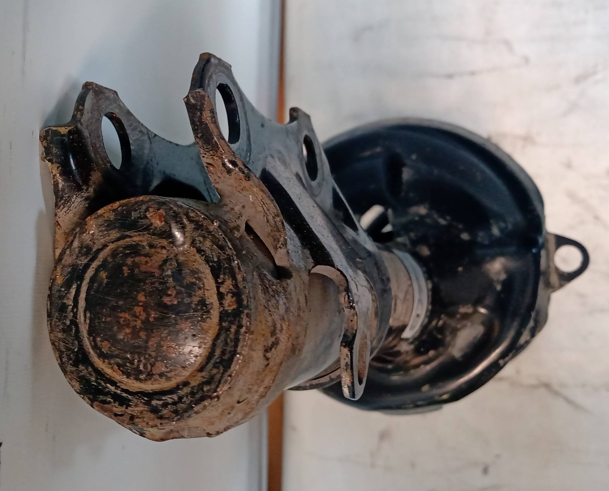 Ammortizzatore anteriore sinistro