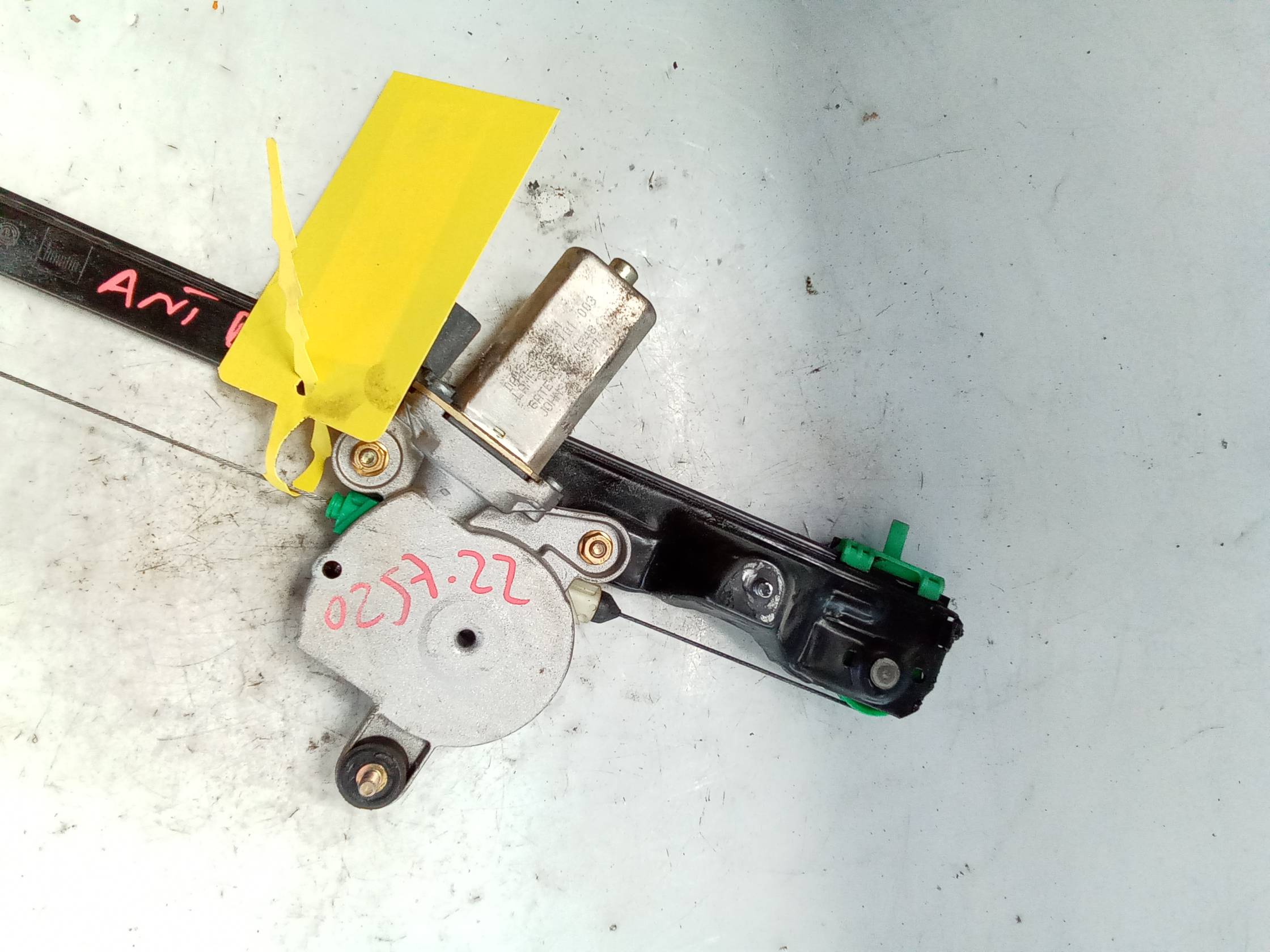 Alzacristallo elettr. porta ant. con motorino sx. Alzacristallo elettr. porta ant. con motorino sx.