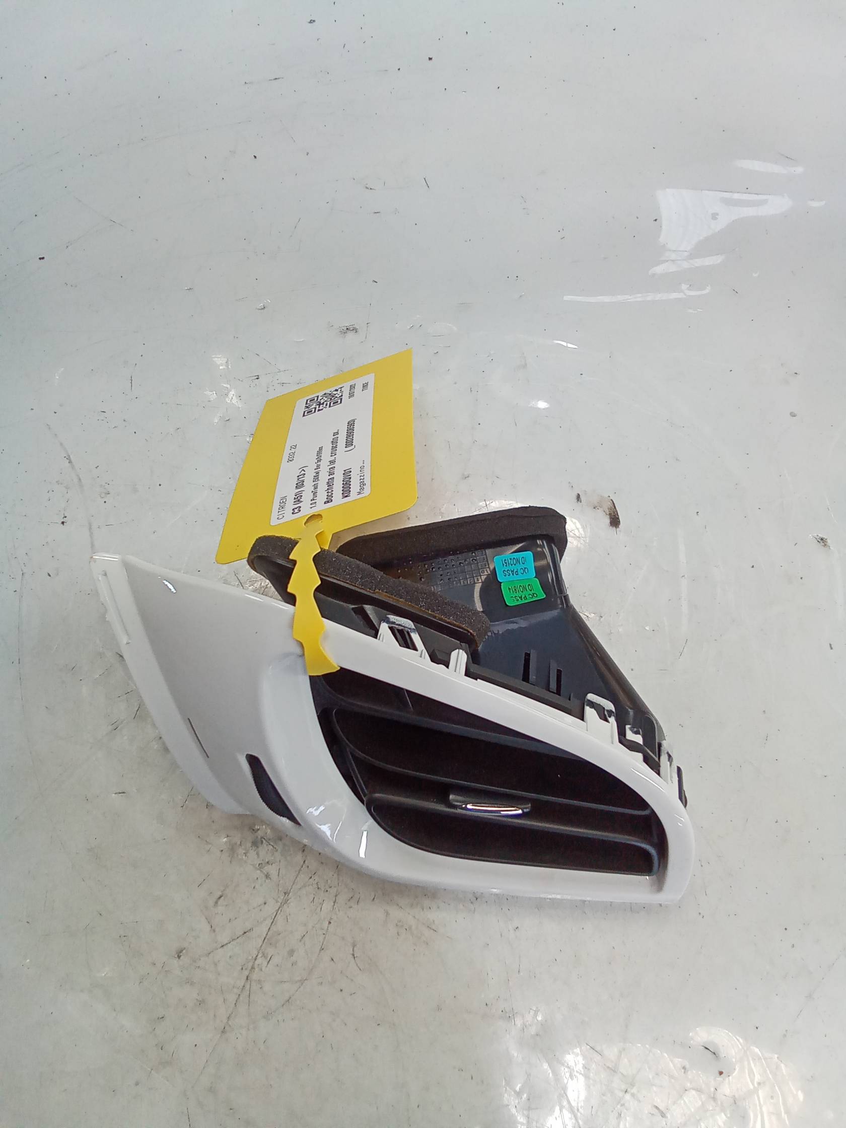 Bocchetta aria lat. cruscotto sx.