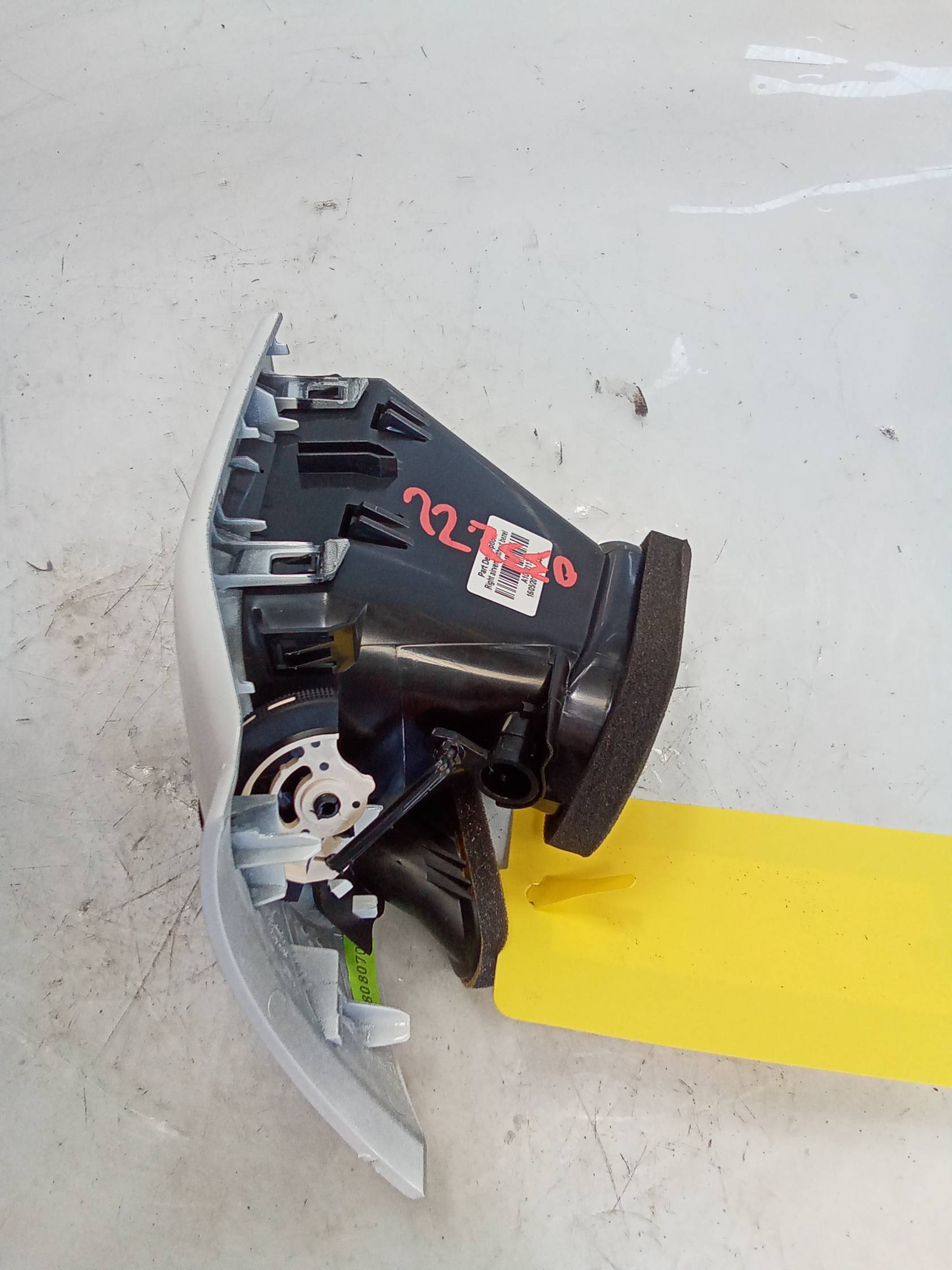 Bocchetta aria lat. cruscotto sx.