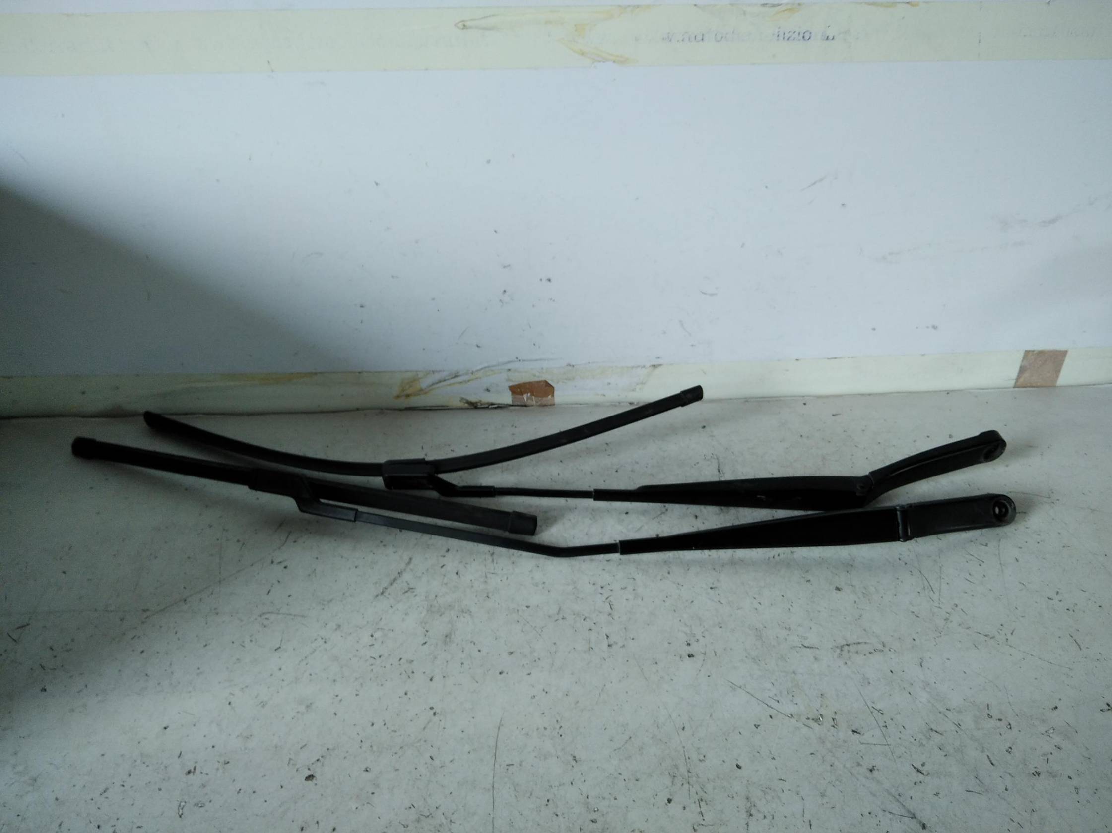 Braccio tergiparabrezza sx.