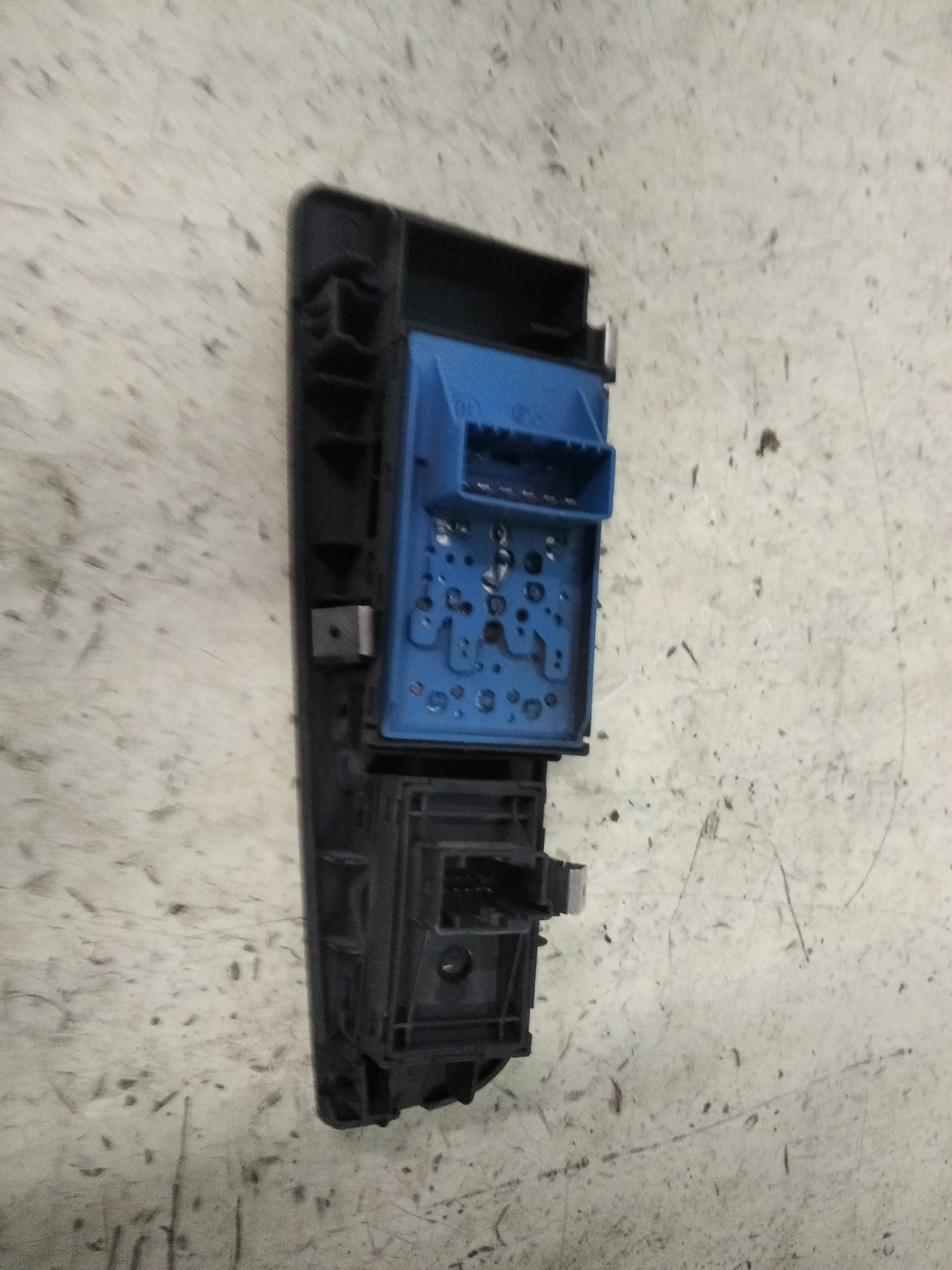 Interruttore alzacristalli porta ant. sx.