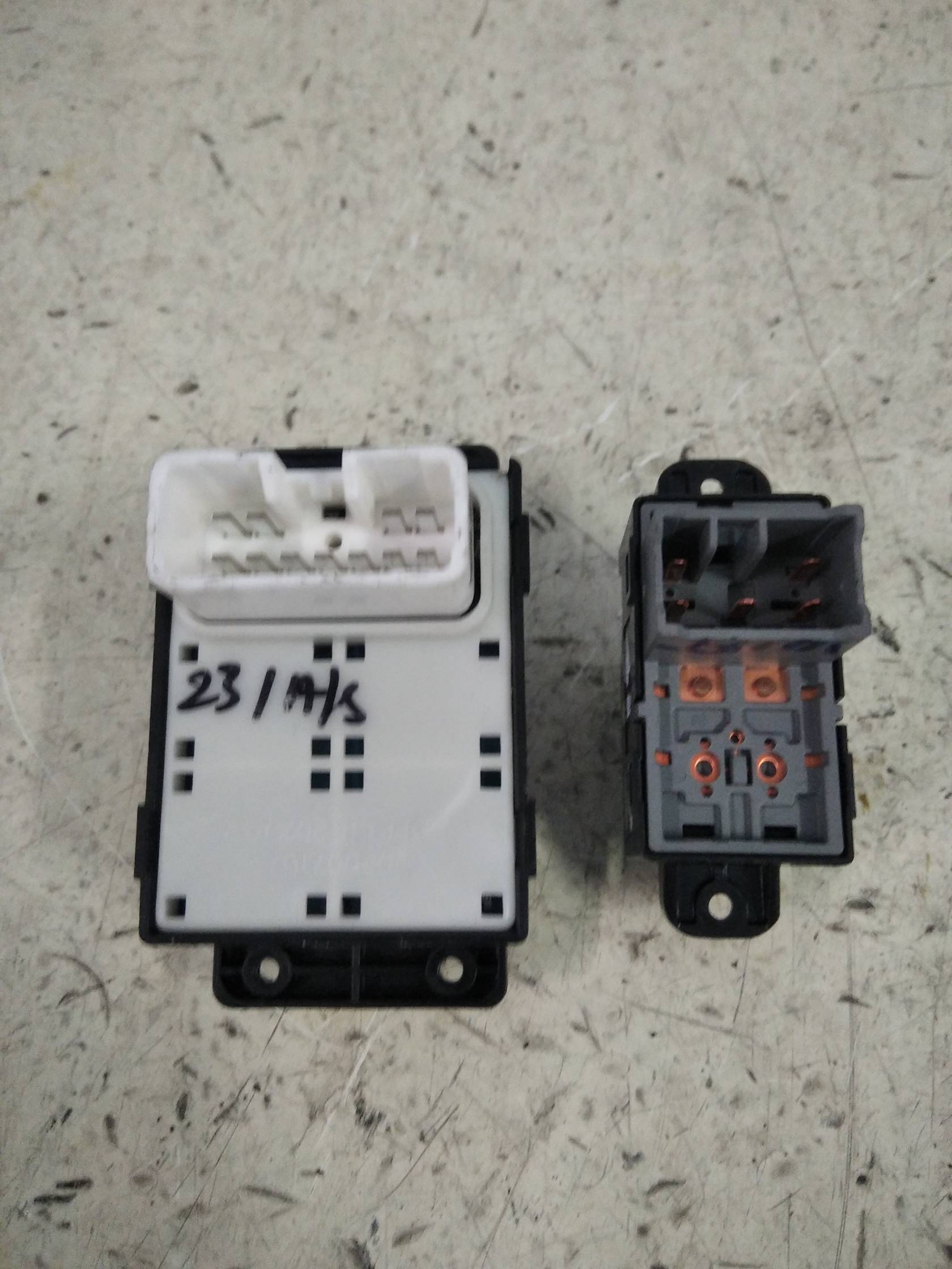 Interruttore alzacristalli porta ant. Interruttore alzacristalli porta ant.