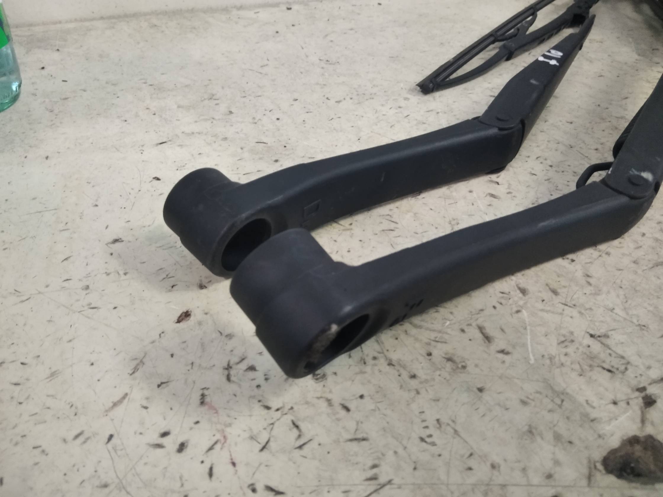 Braccio tergiparabrezza sx.