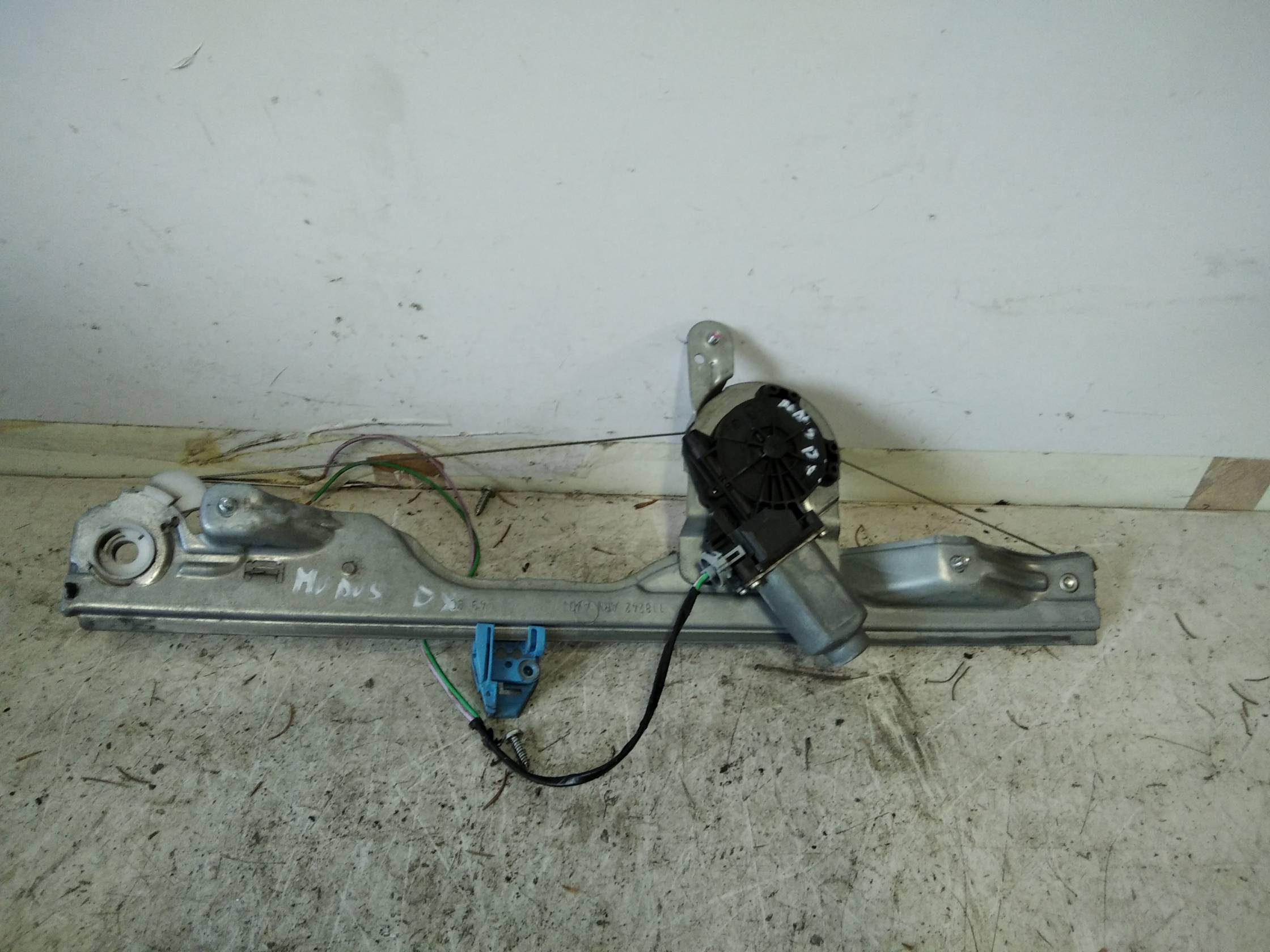 Alzacristallo elettr. porta ant. con motorino dx.