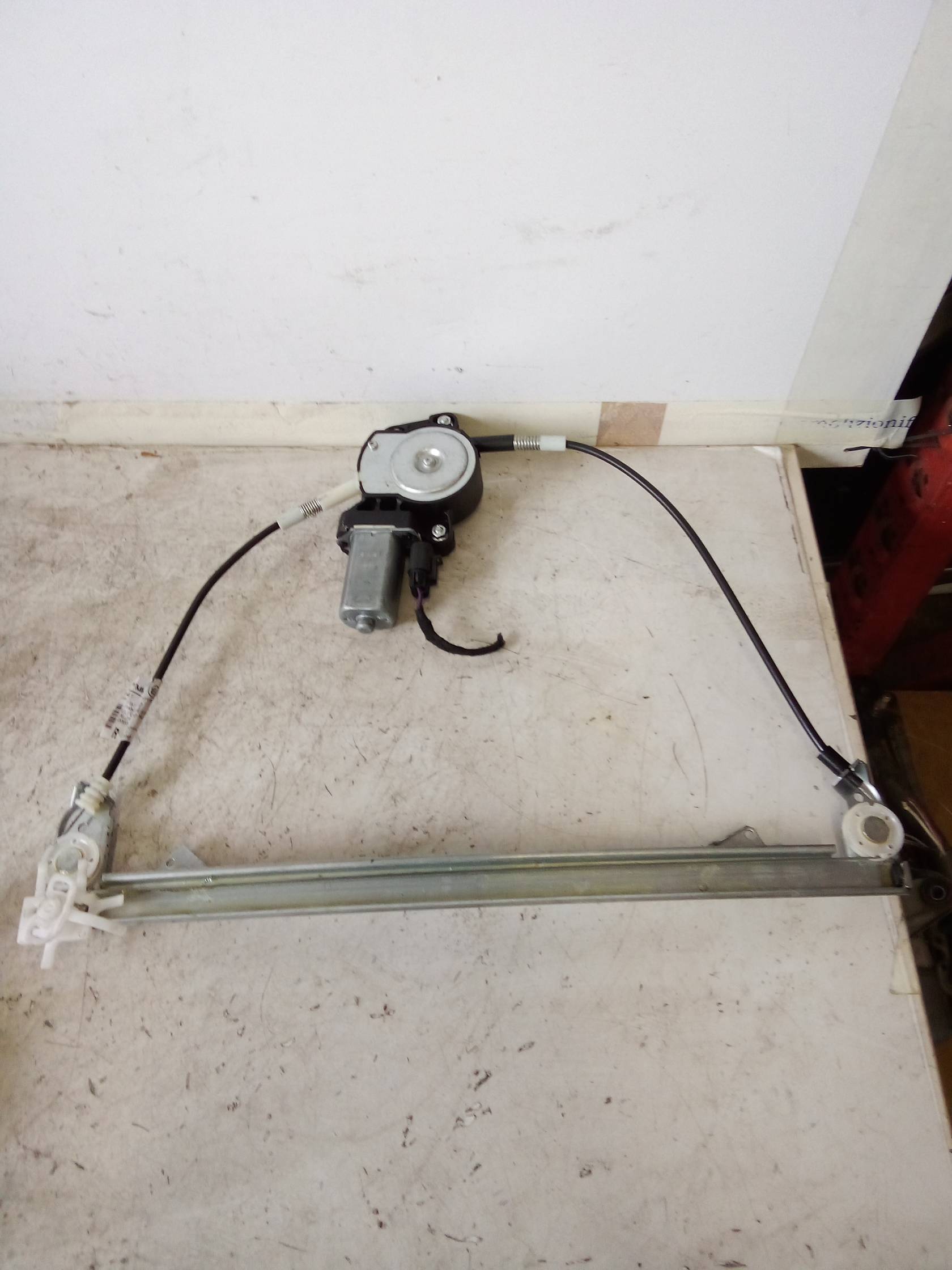 Alzacristallo elettr. porta ant. con motorino sx. Alzacristallo elettr. porta ant. con motorino sx.