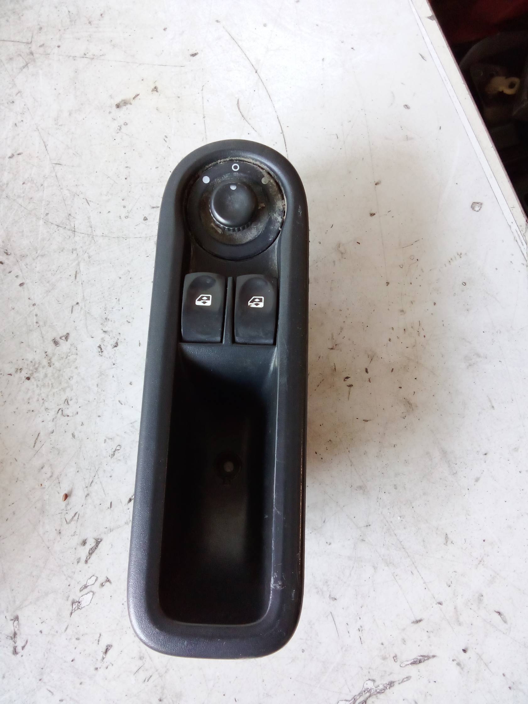 Interruttore alzacristalli porta ant. sx.