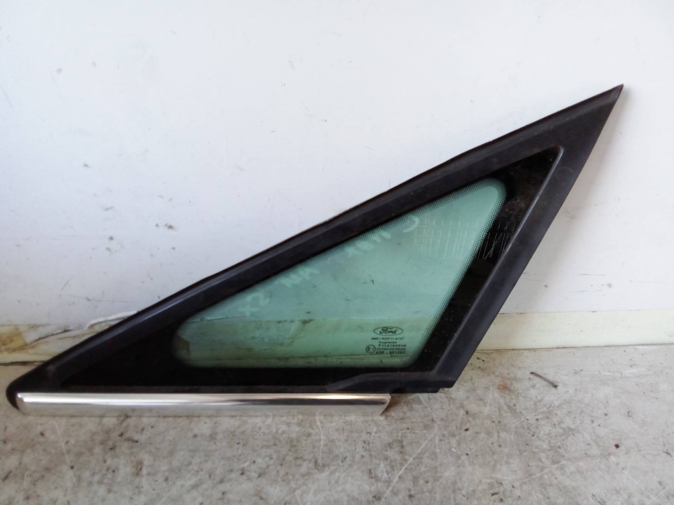 Fisso parafango ant. sx.