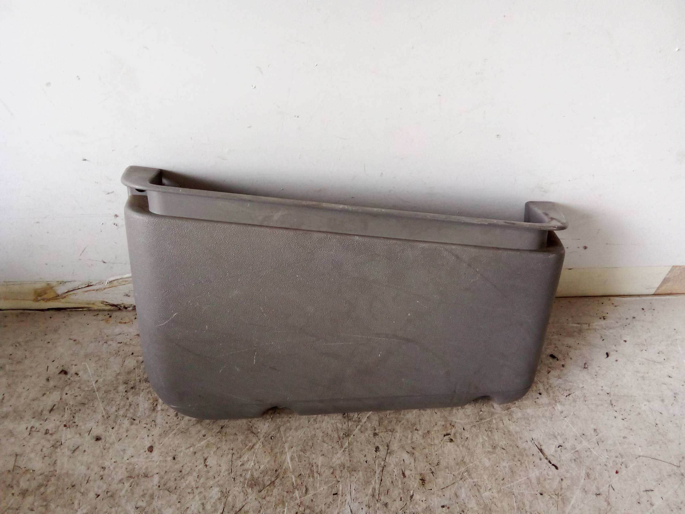 Portaoggetti cruscotto lato guida dx.