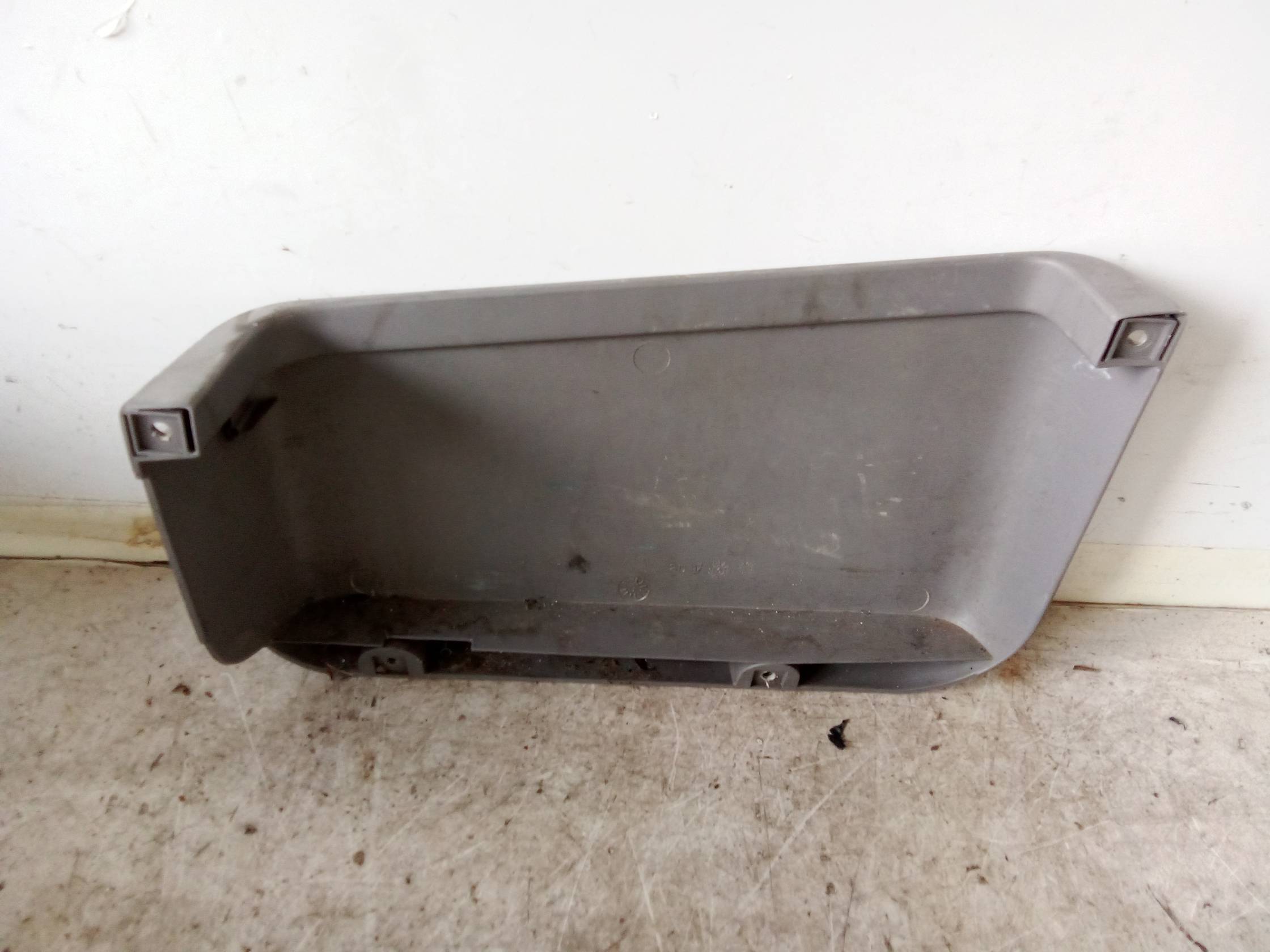 Portaoggetti cruscotto lato guida dx.