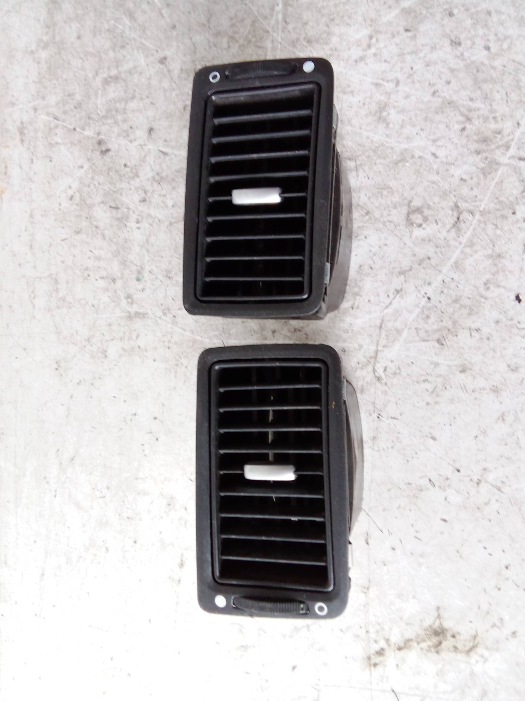 Bocchetta aria lat. cruscotto sx.