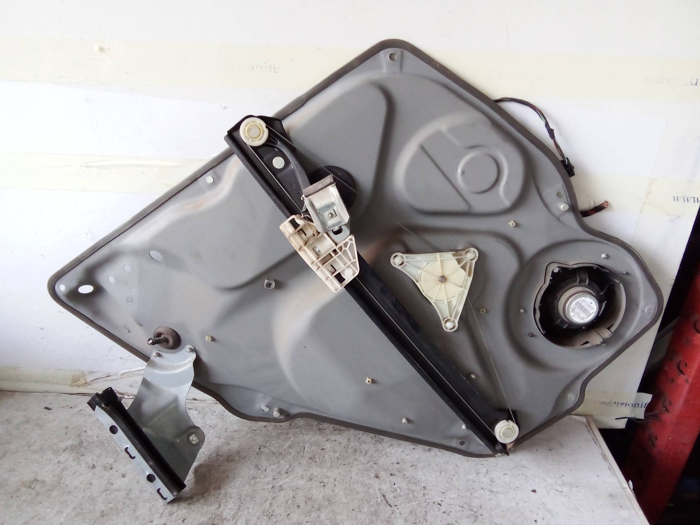 Alzacristallo elettr. porta post. dx.