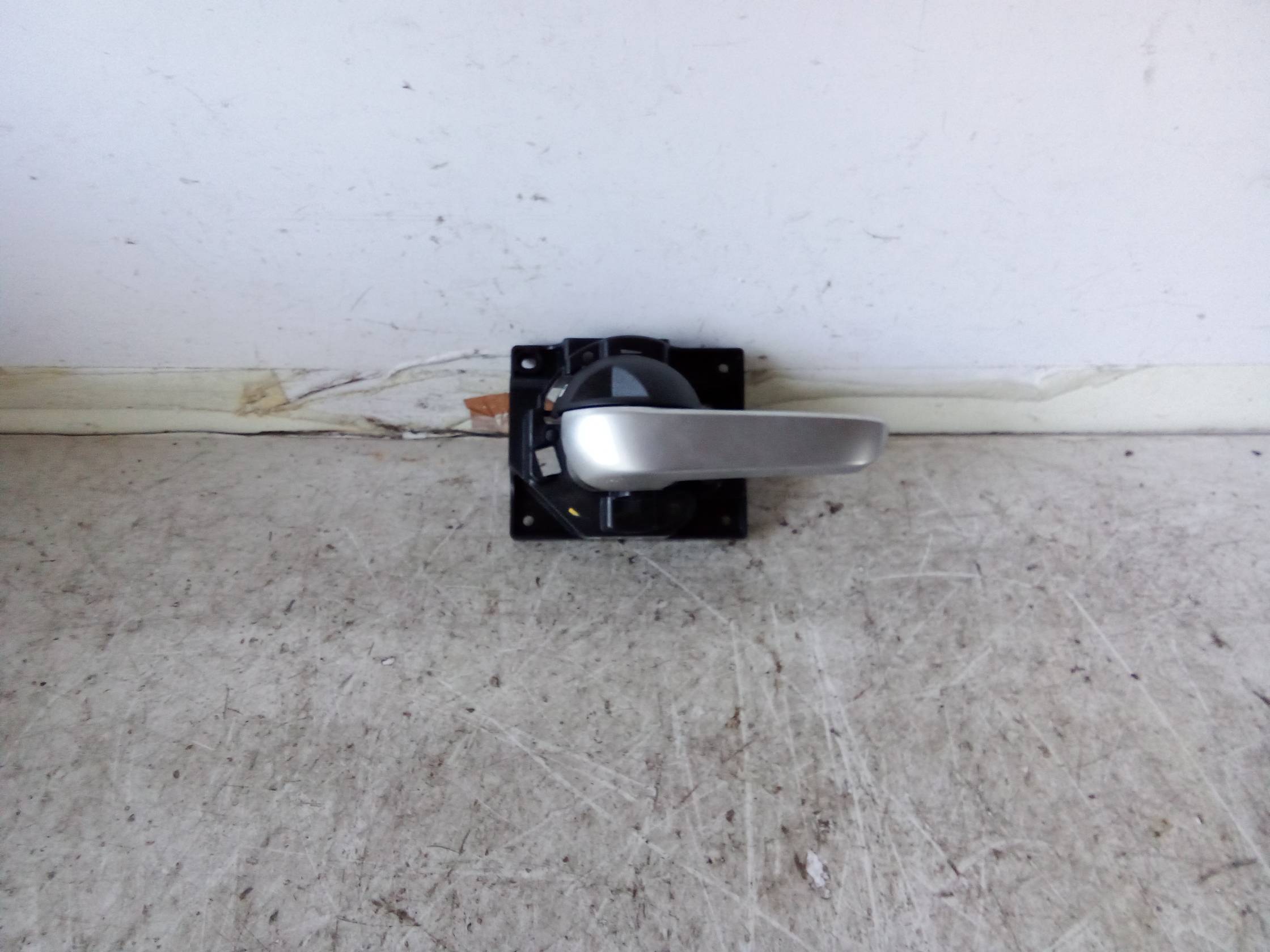 Maniglia int. apertura porta ant. sx.