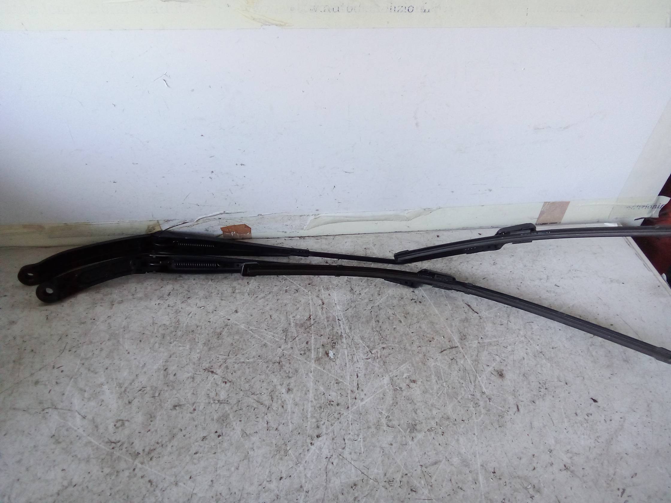 Braccio tergiparabrezza sx.