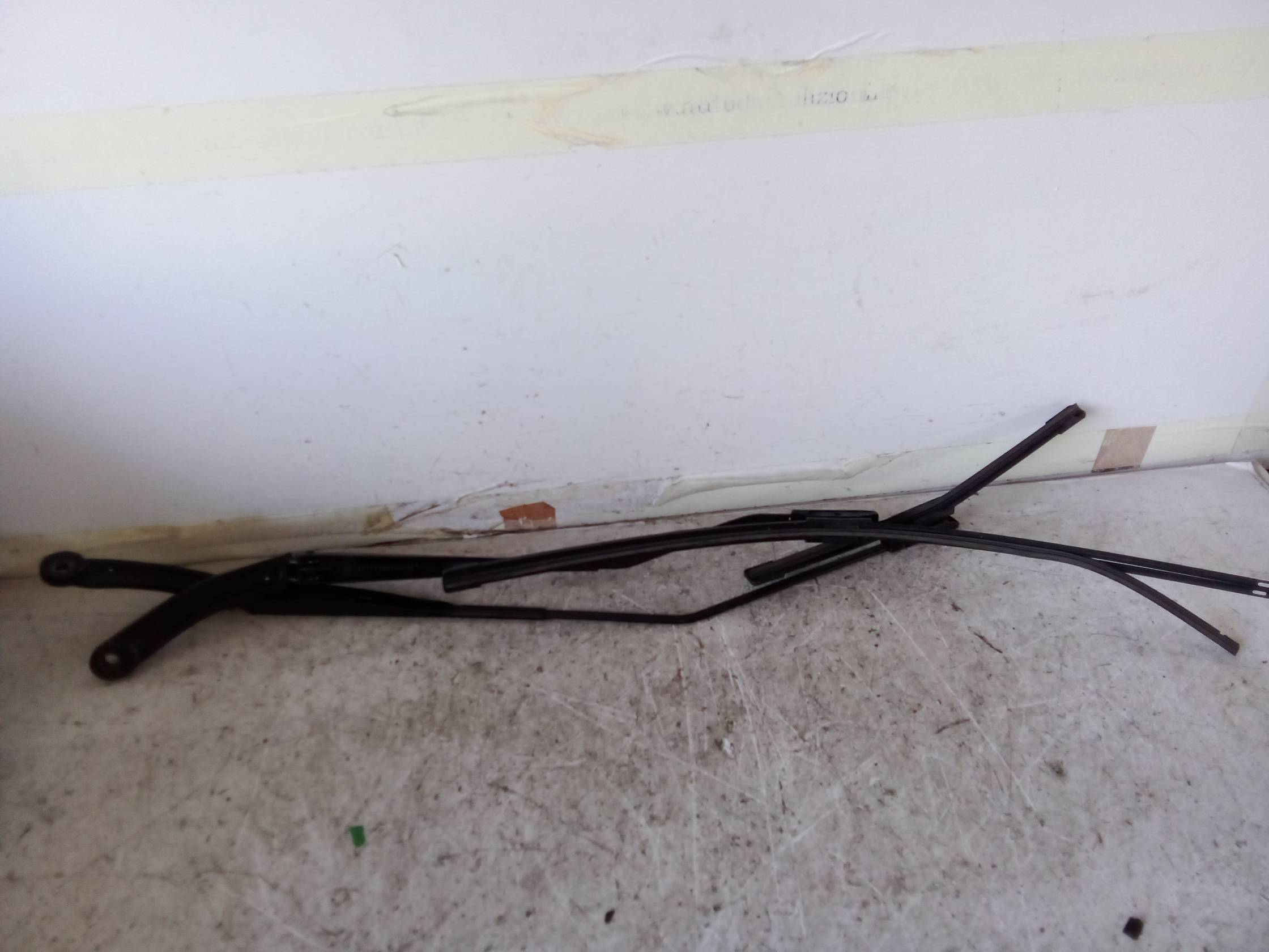 Braccio tergiparabrezza sx.