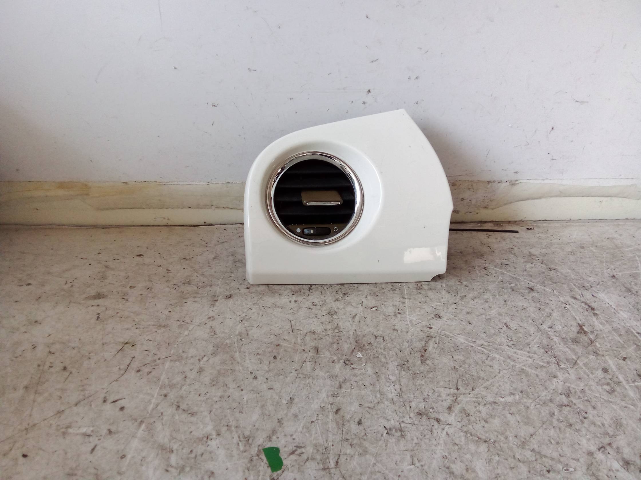 Bocchetta aria lat. cruscotto sx.