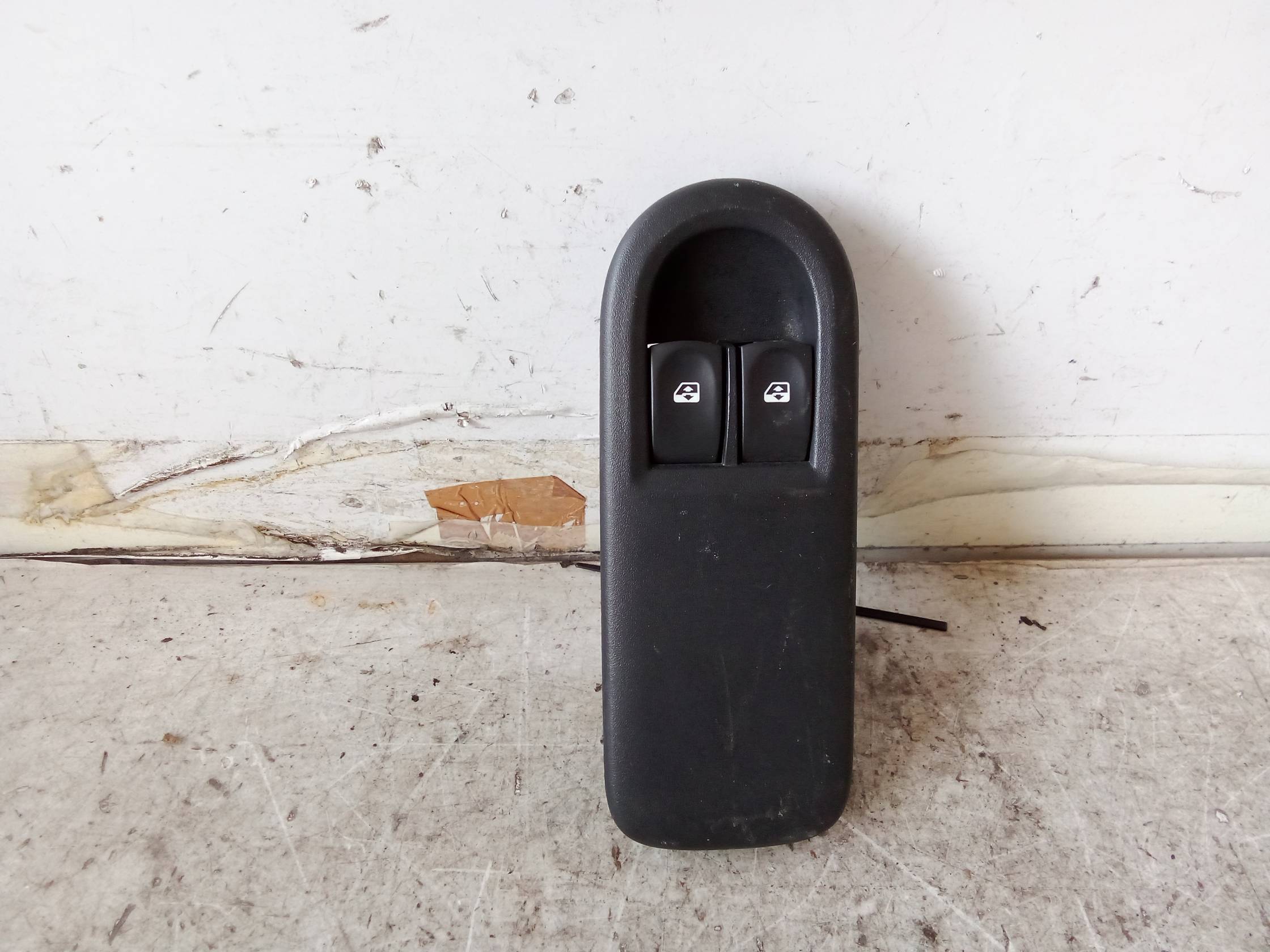 Interruttore alzacristalli porta ant. sx.