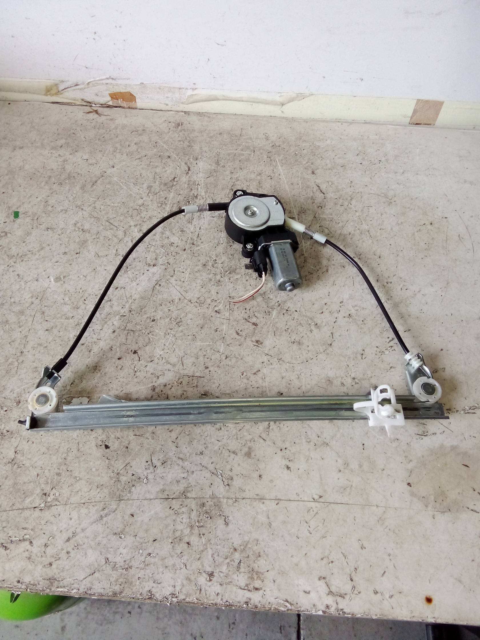 Alzacristallo elettr. porta ant. con motorino sx. Alzacristallo elettr. porta ant. con motorino sx.