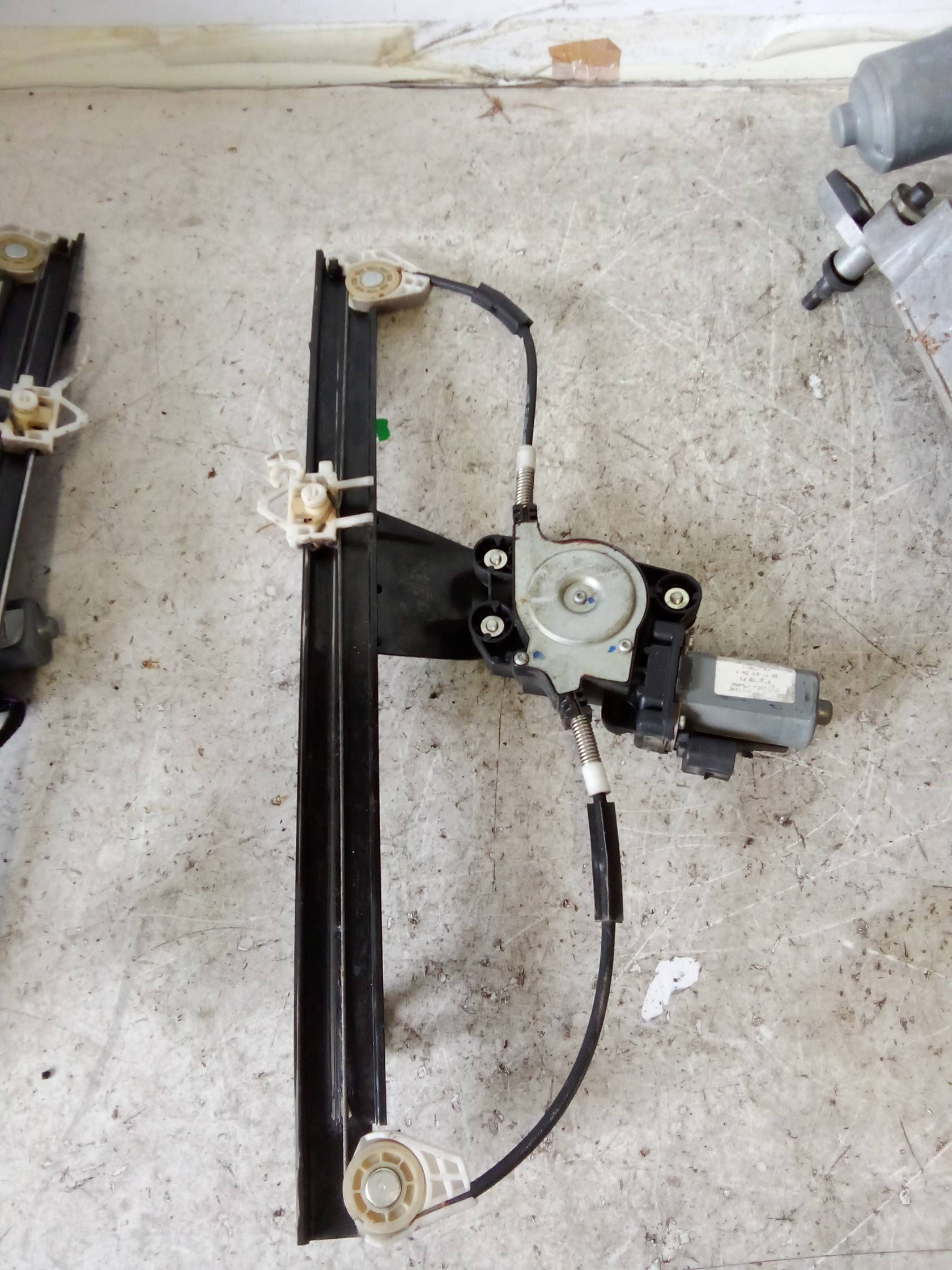 Alzacristallo elettr. porta ant. con motorino dx.