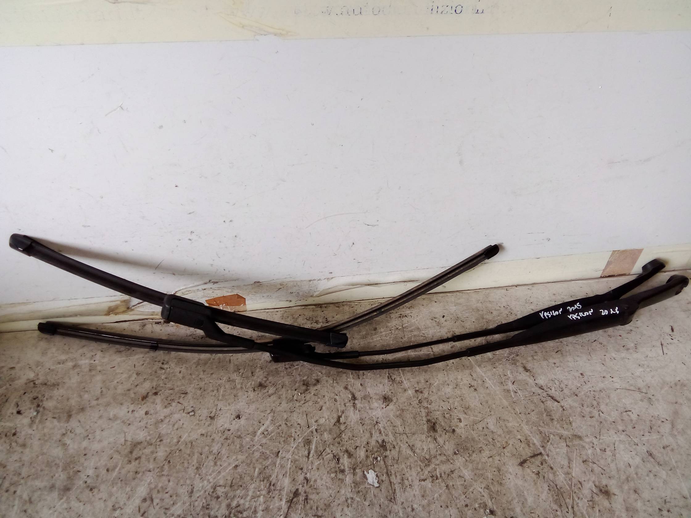 Braccio tergiparabrezza dx.