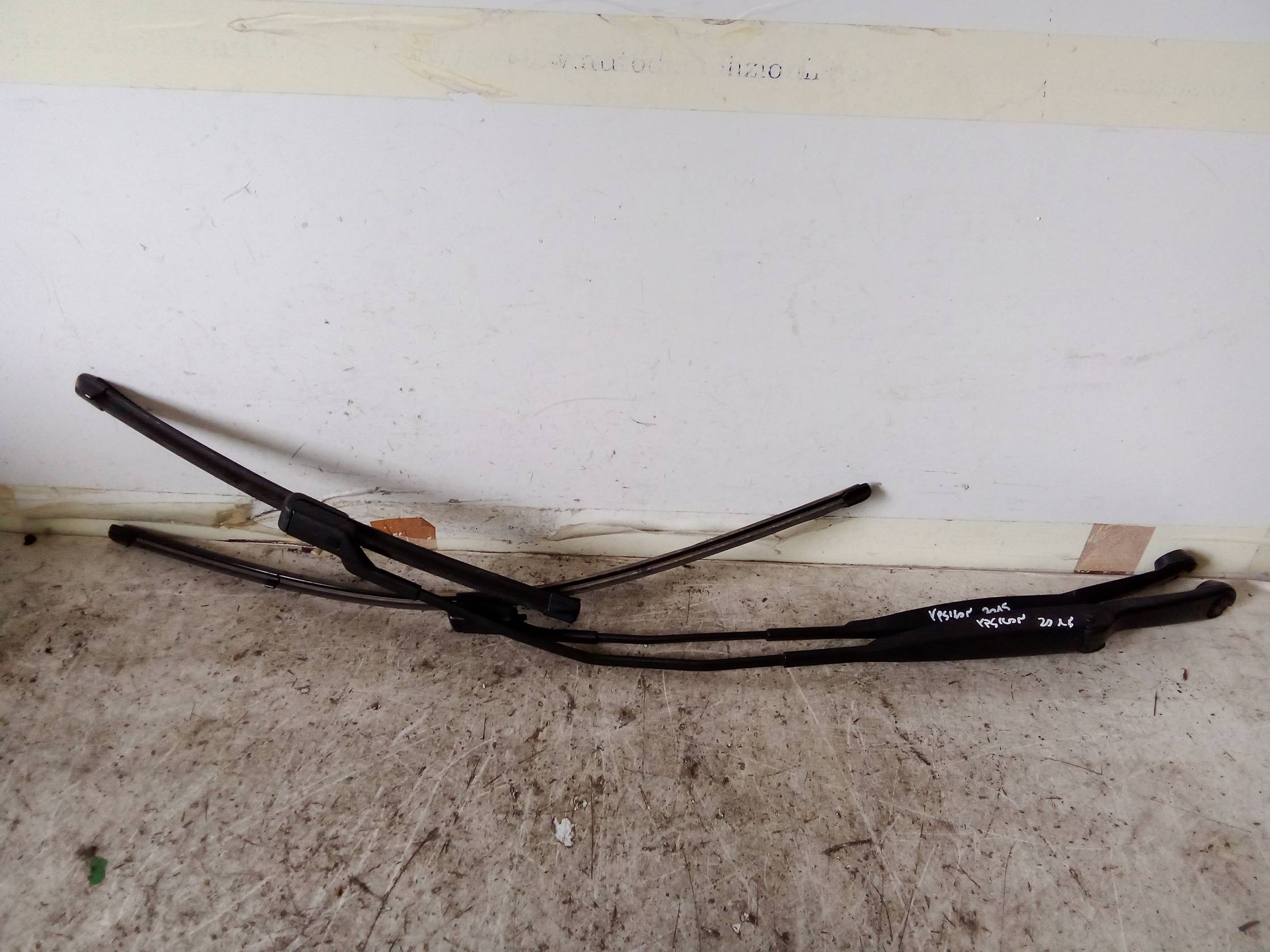 Braccio tergiparabrezza dx.