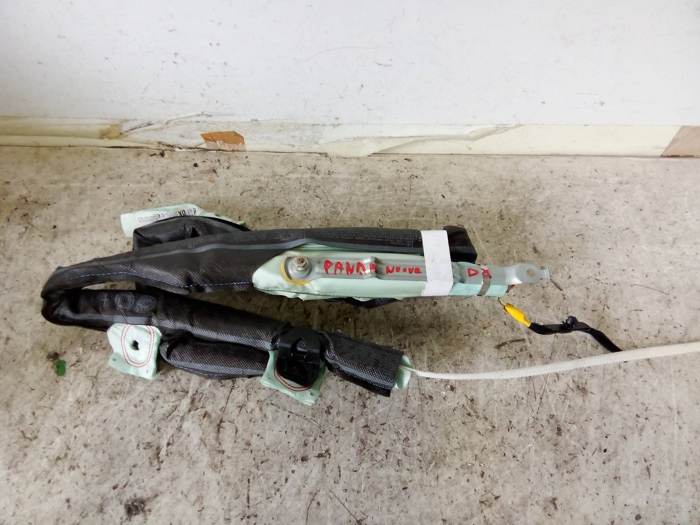 Dispositivo airbag a tendina dx.