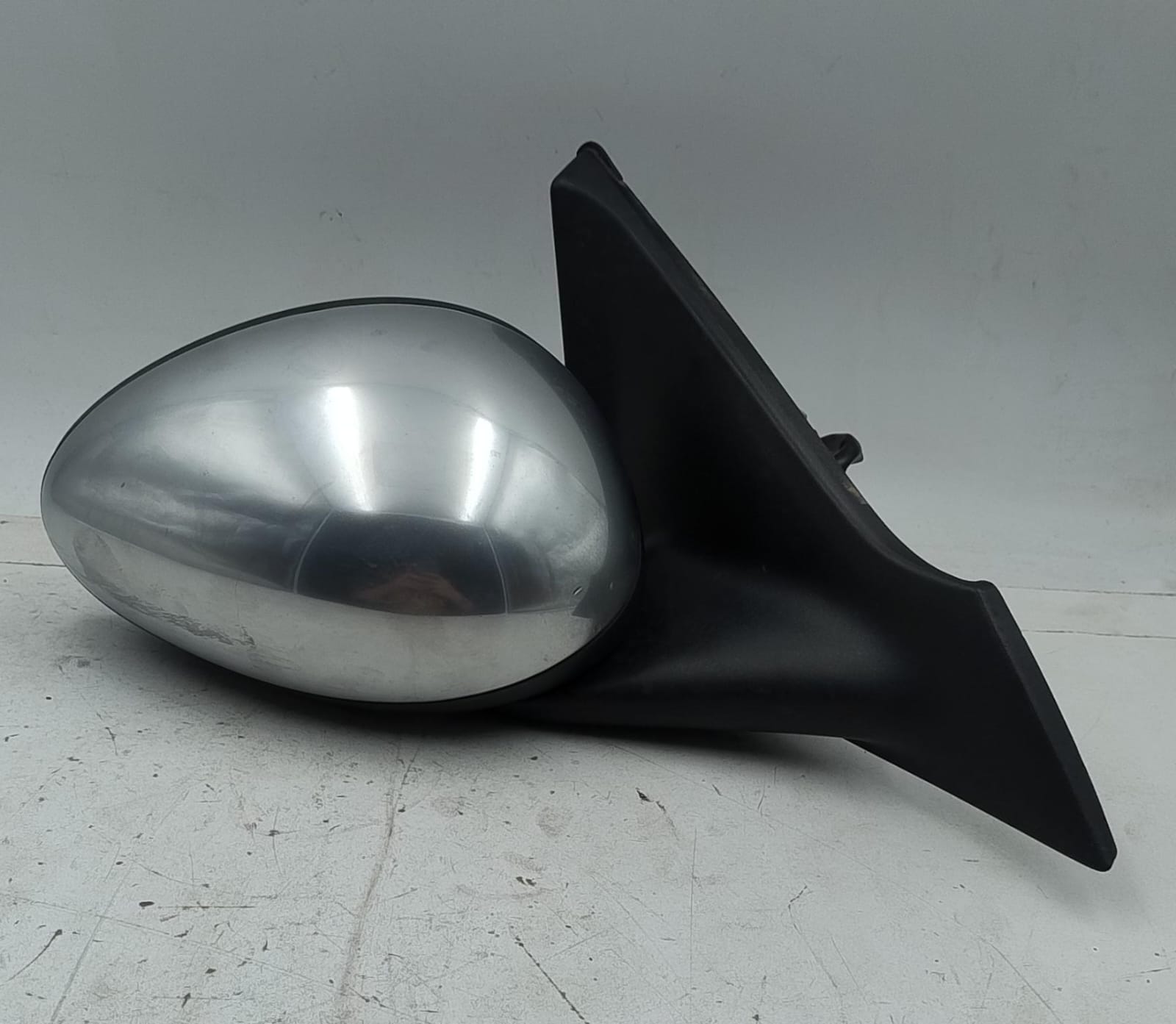 Specchietto retrovisore dx.