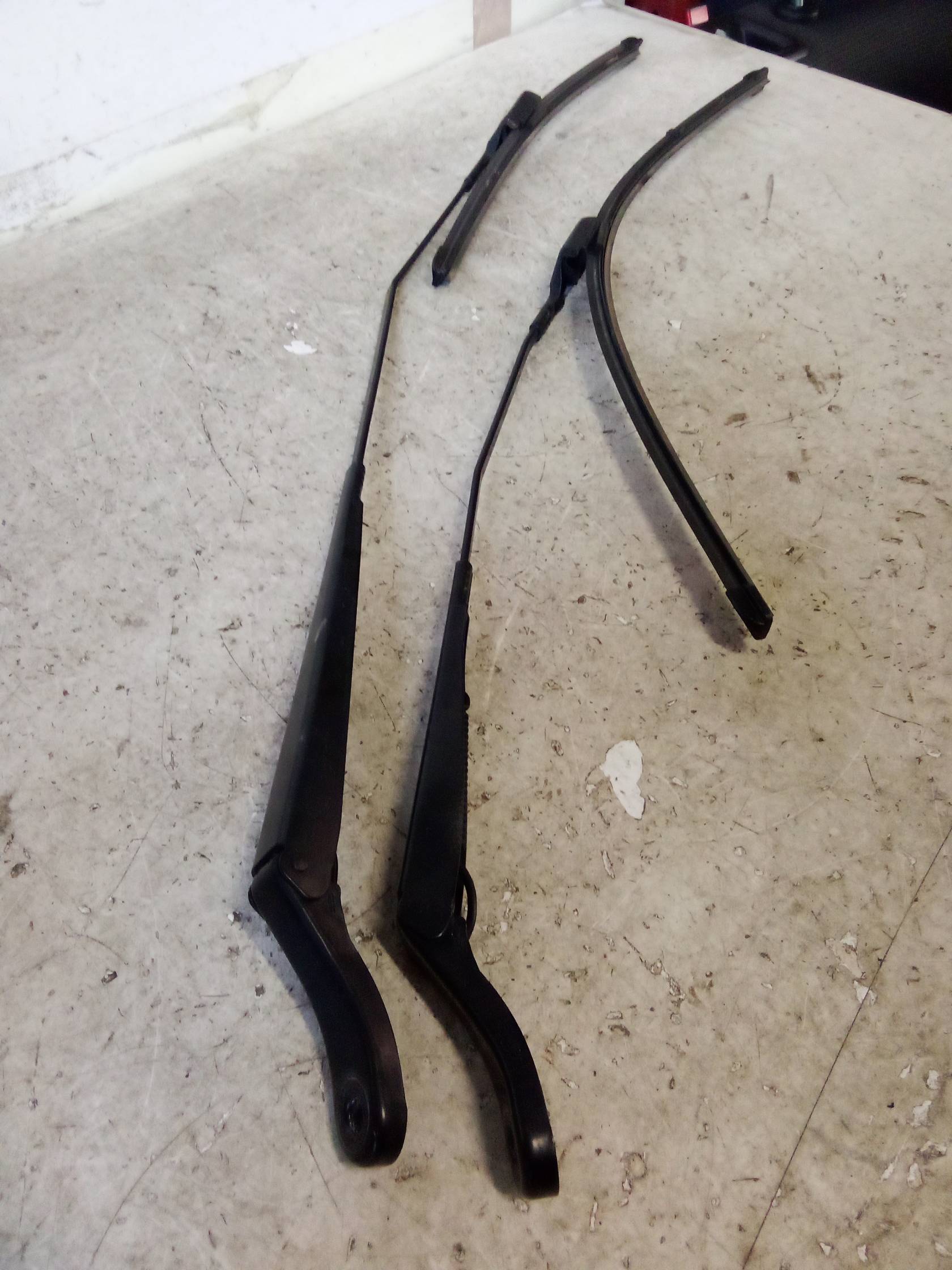 Braccio tergiparabrezza sx.