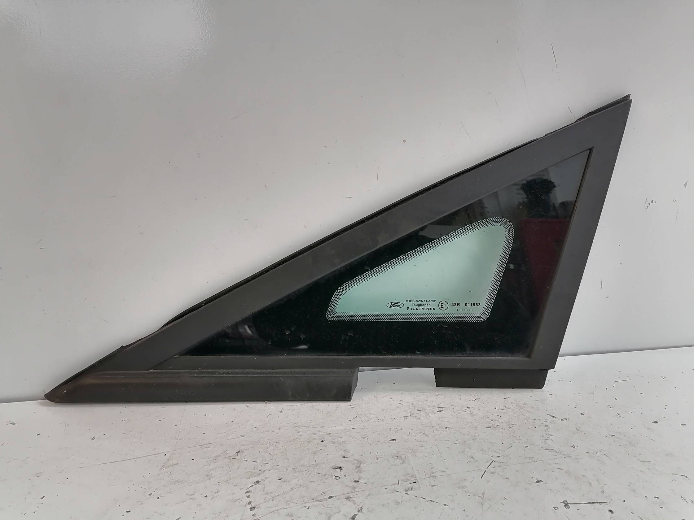 Fisso parafango ant. sx.