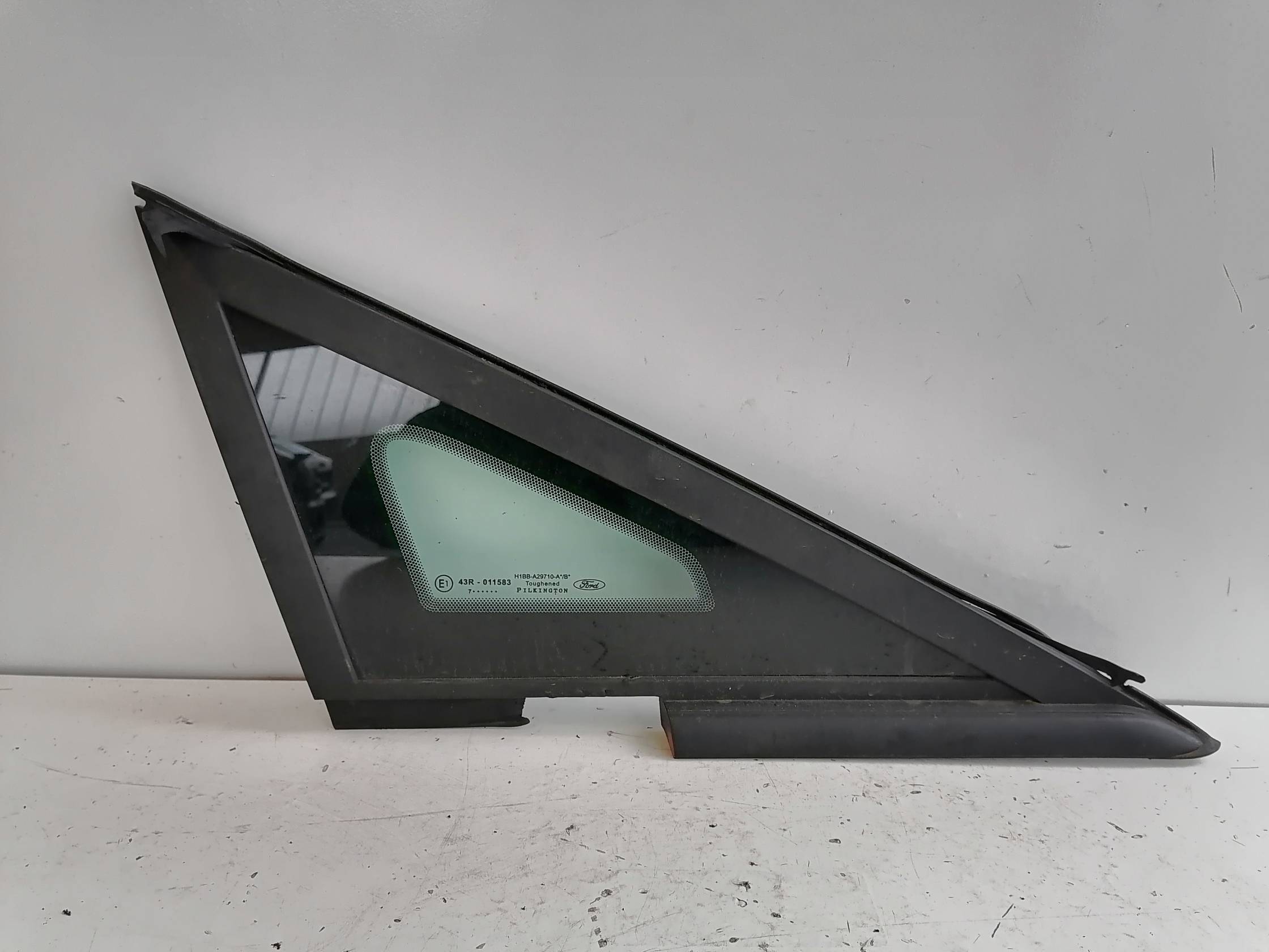 Fisso parafango ant. dx.