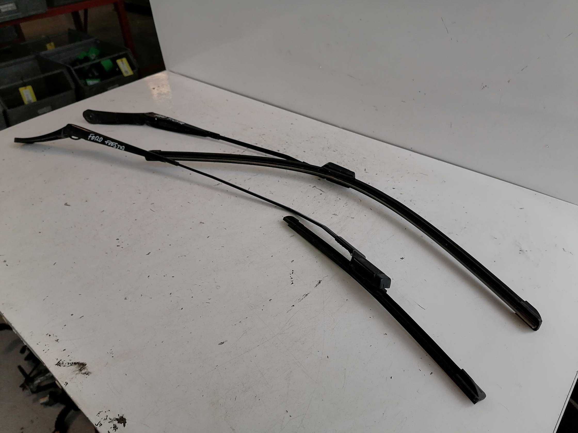 Braccio tergiparabrezza sx.