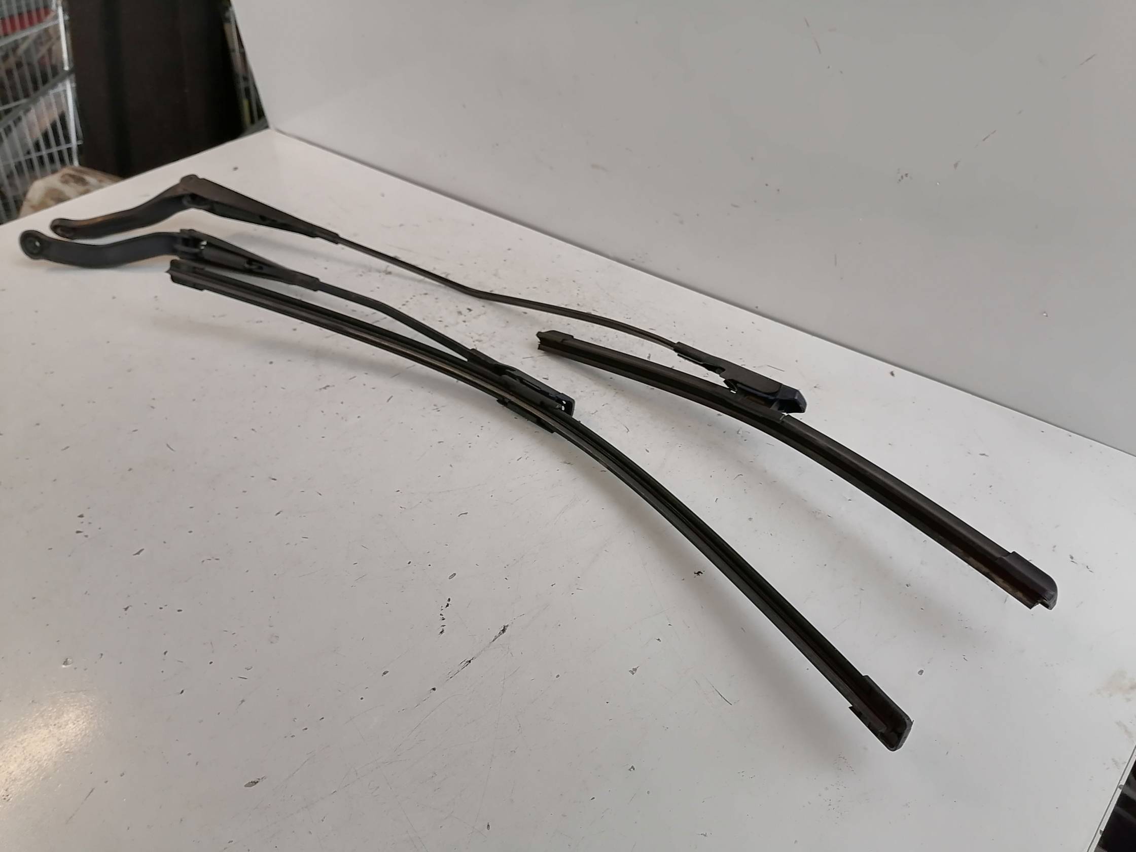 Braccio tergiparabrezza sx.