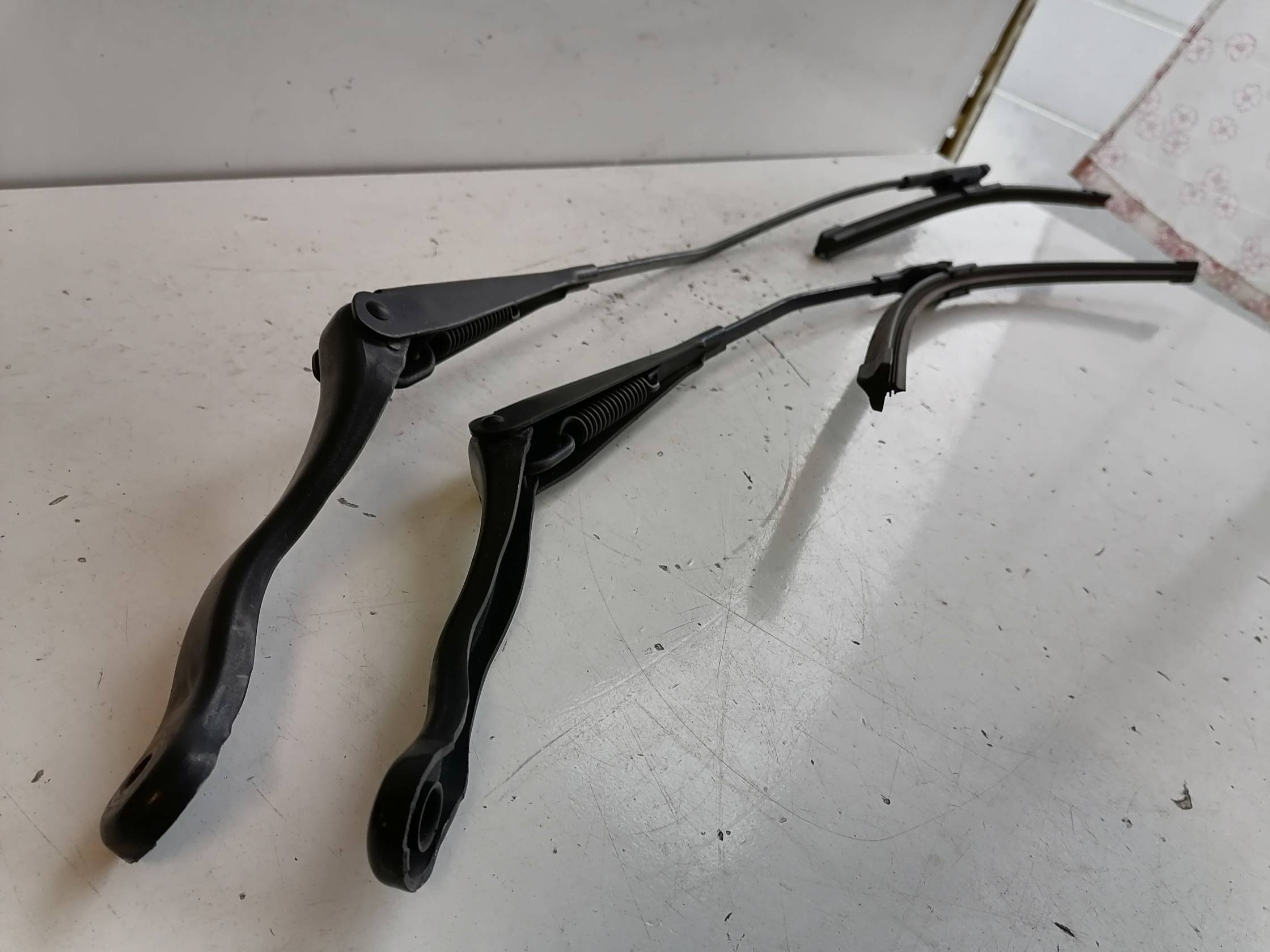 Braccio tergiparabrezza sx.