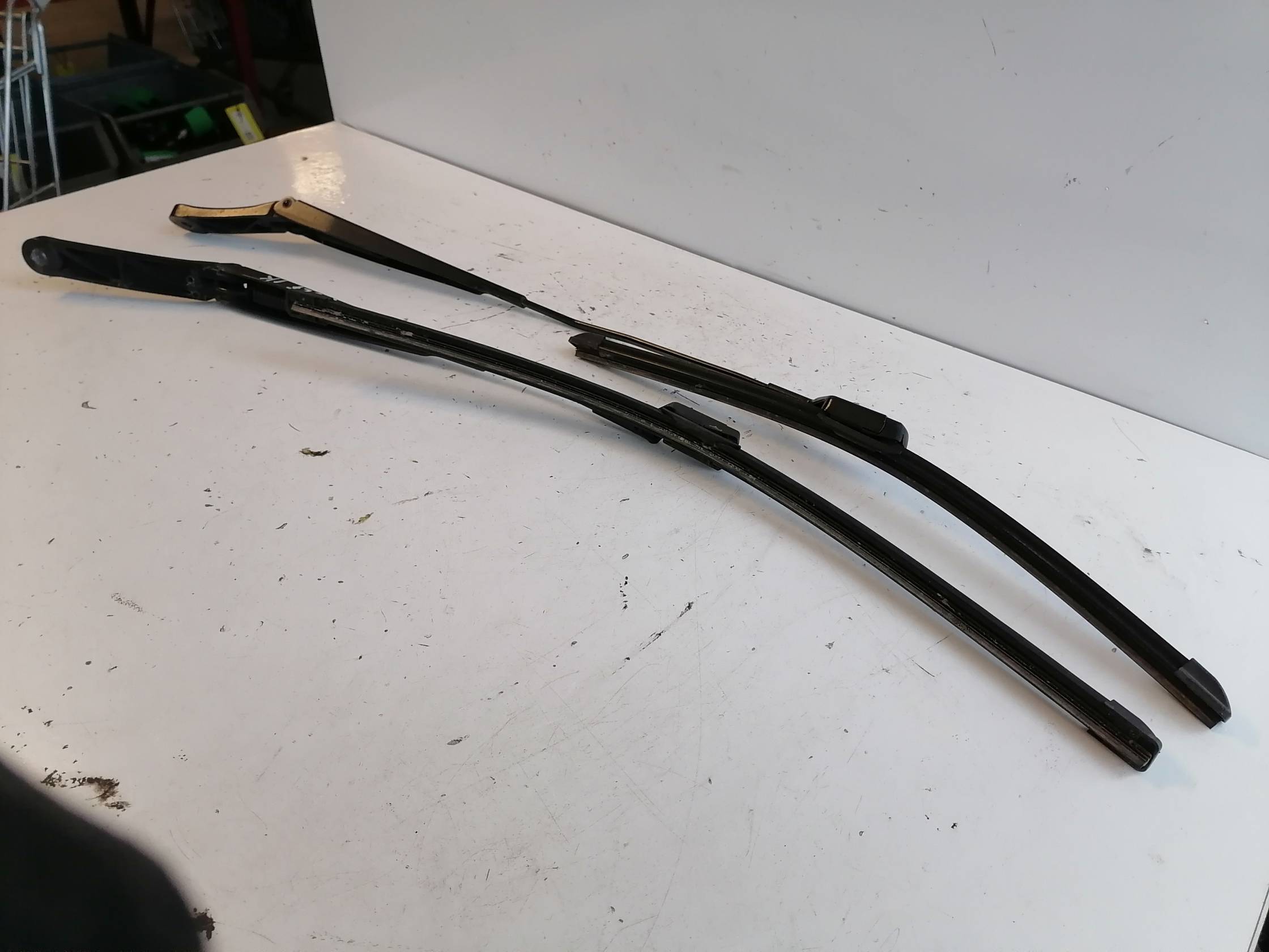 Braccio tergiparabrezza sx.