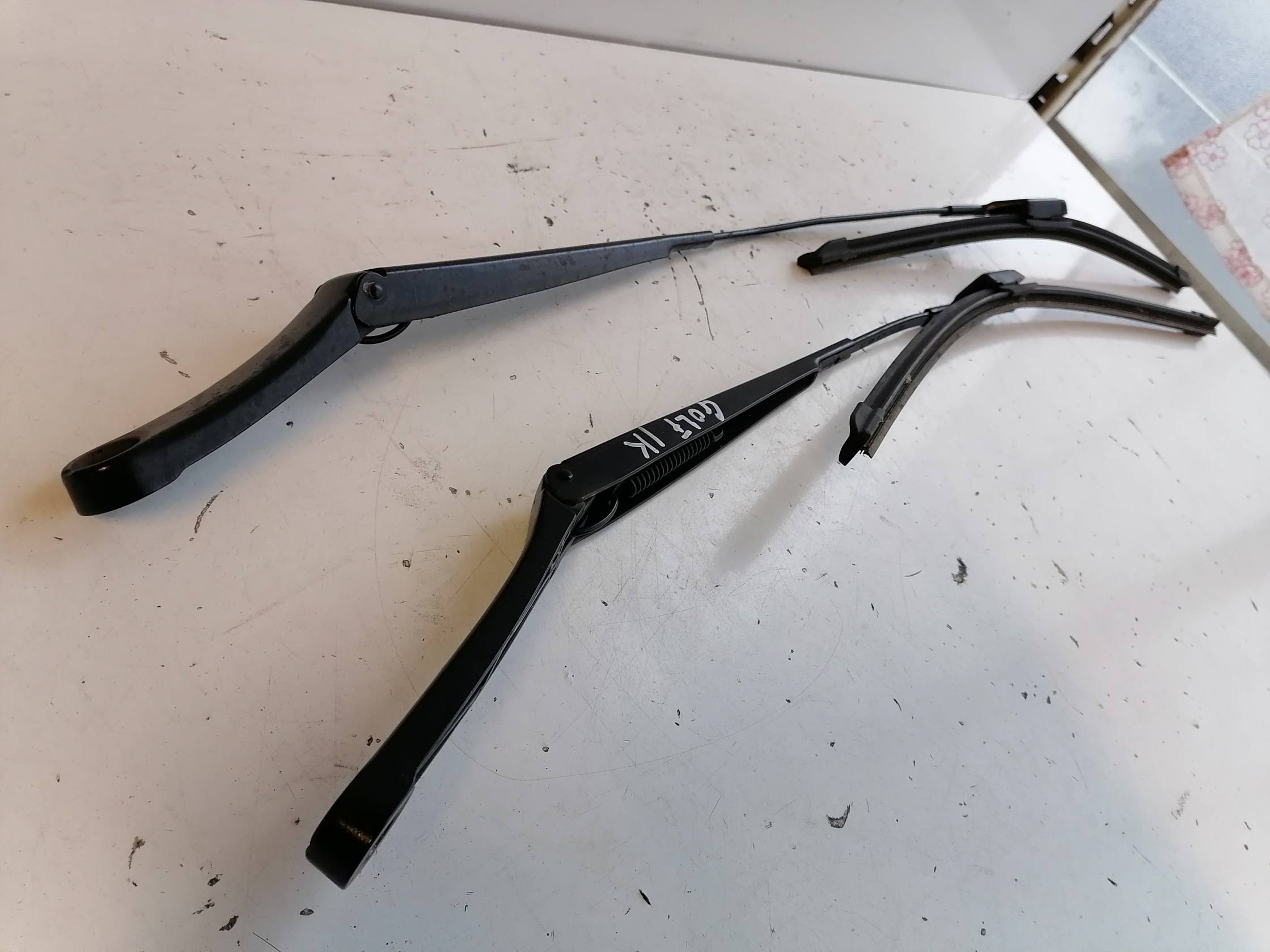 Braccio tergiparabrezza sx.