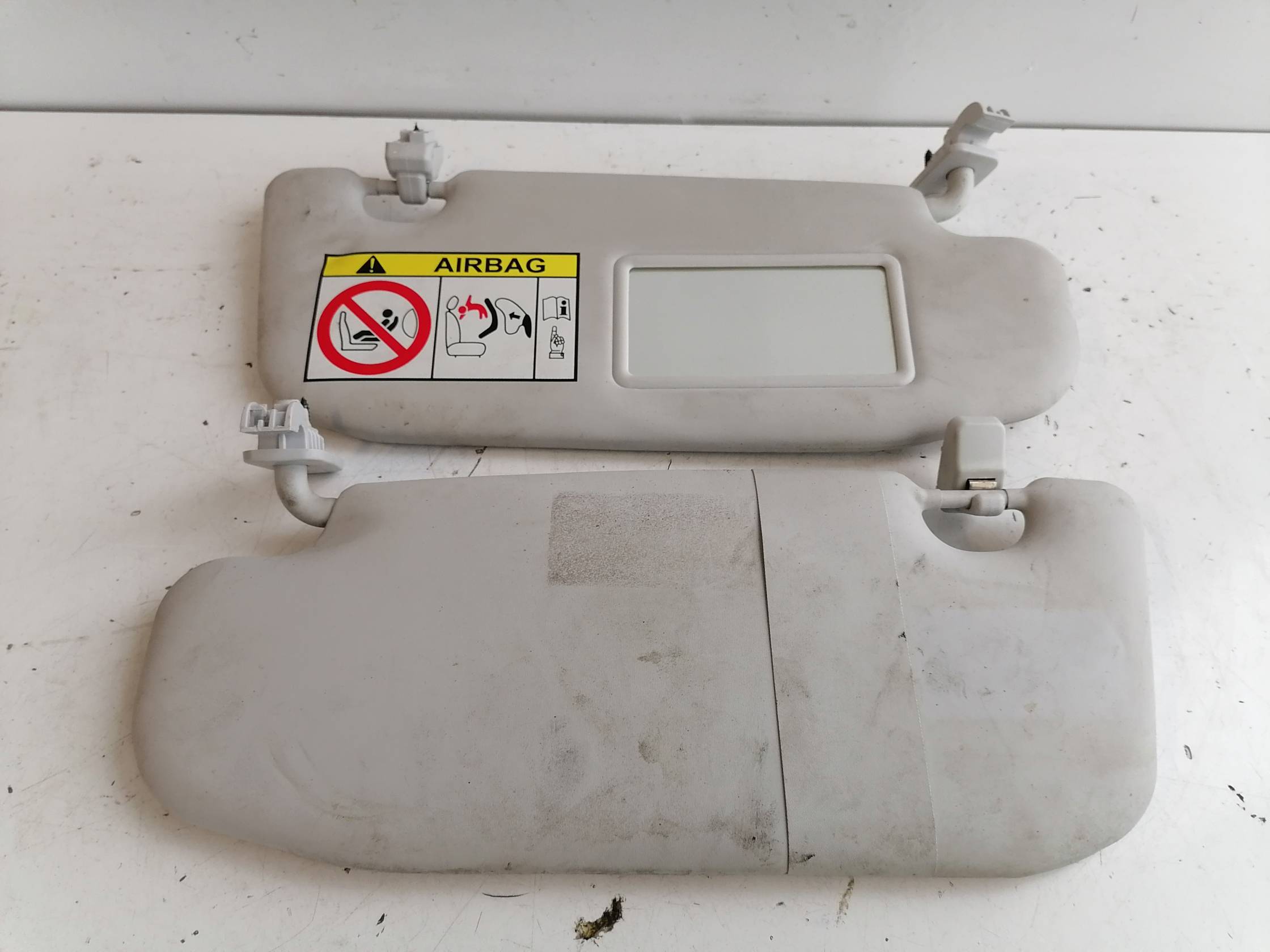 Aletta parasole parabrezza sx.